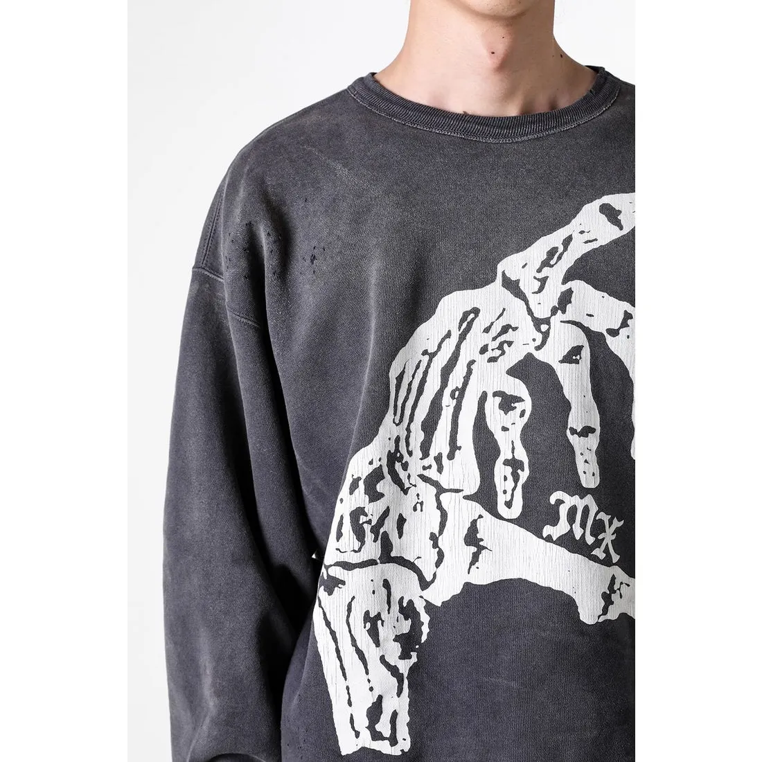 SAINT M×××××× BONE SAINT CREW SWT/BLK Bone SAINT destruction sweatshirt, washed black S-XL Assute dyeing, genuine whole garment sprayed with horse-hair fading process, collar/cuffs frayed in many places, front and rear panels/sleeves super complex fraying, heavy washing and water distressing, correct fruit mark/angel mark